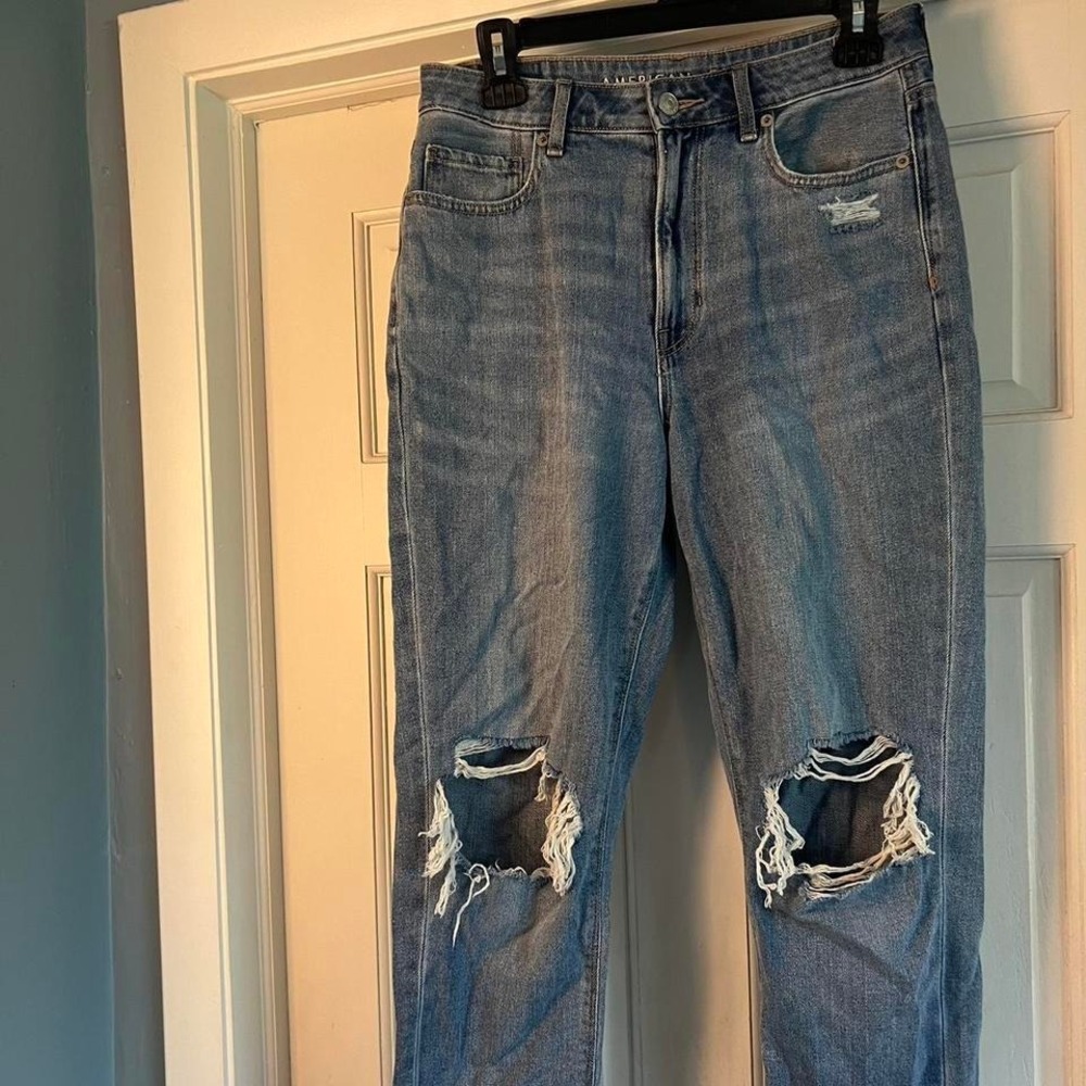 American Eagle Outfitters high-waisted distressed blue jeans size 6 short